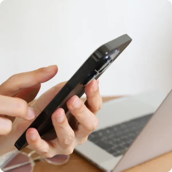 スマートフォンでLINEを操作する手元