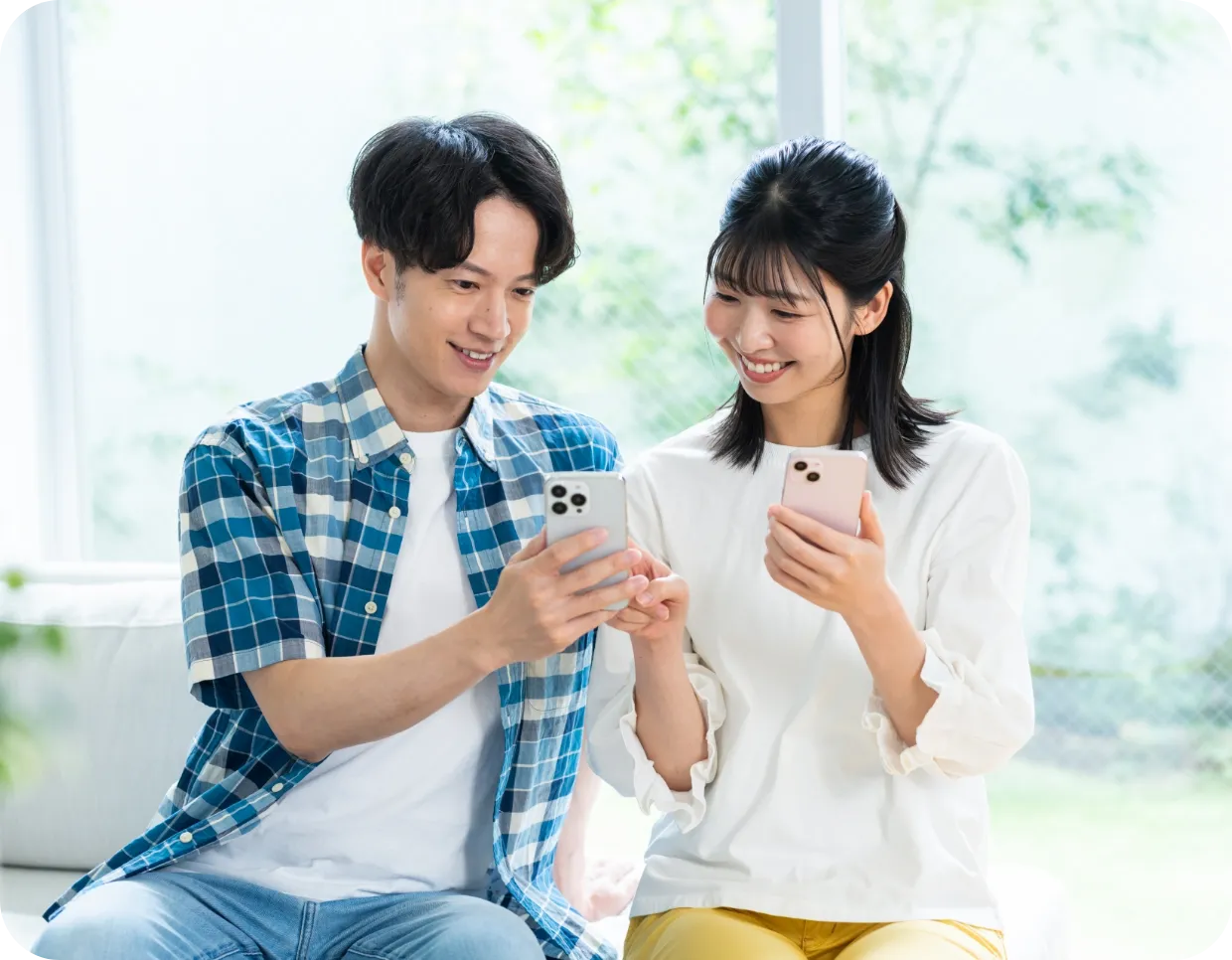 スマートフォンを見るカップル